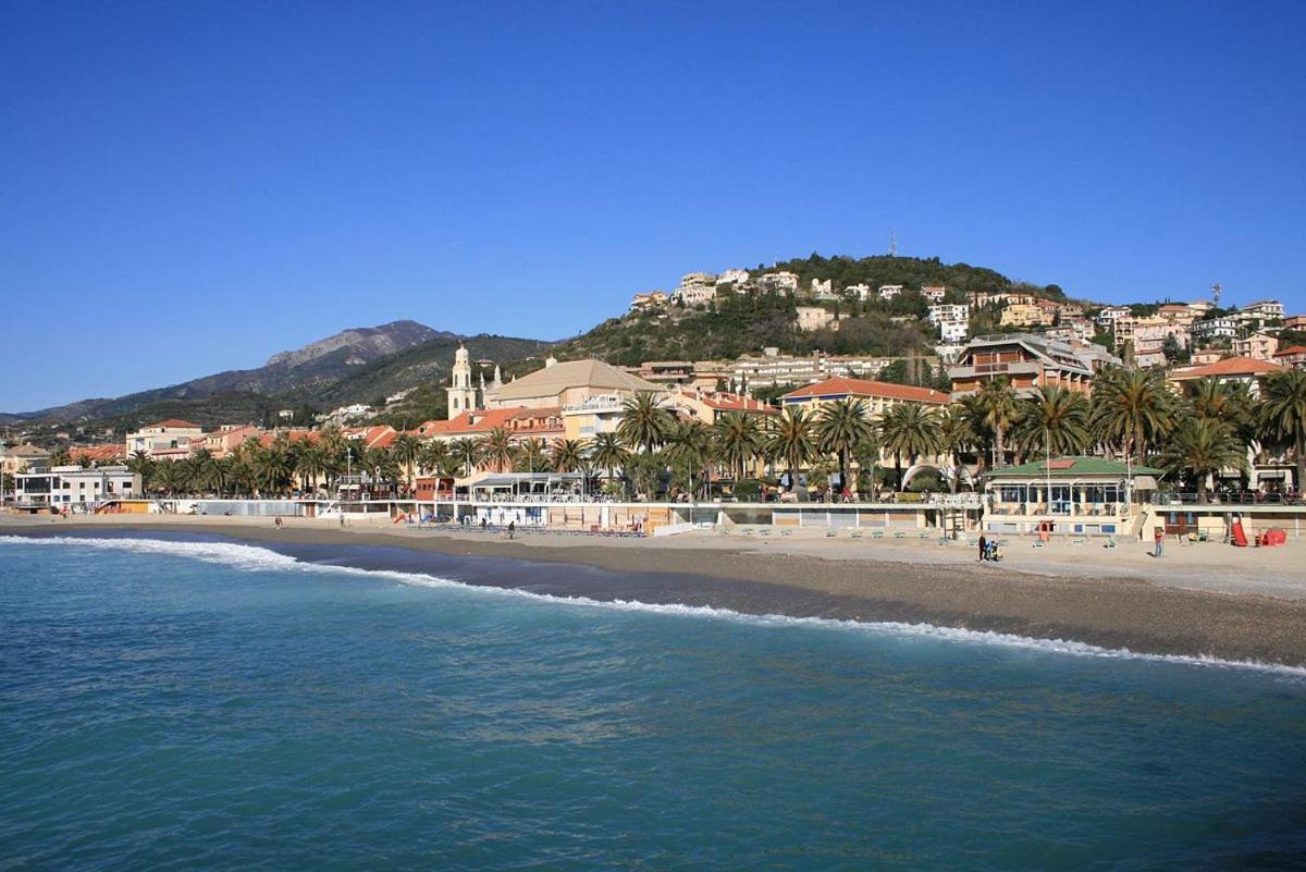 Holiday In Pietra Ligure Exteriör bild